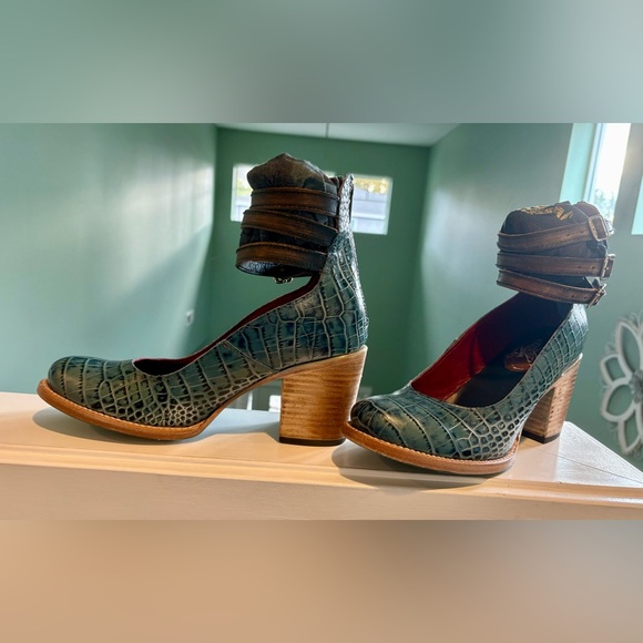 Freebird Randi Turquoise Croc Patterned Heels - Picture 2 of 4